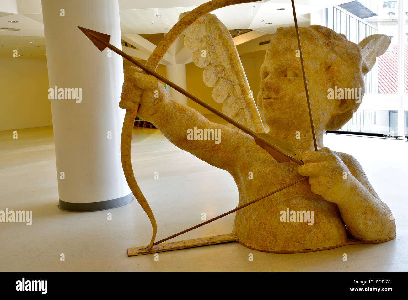 La scultura moderna di Cupido con arco e frecce Foto Stock