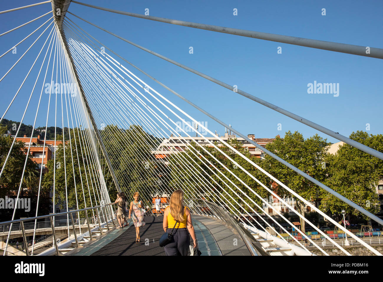 Ponte Zubizuri da Santiago Calatrava, Bilbao, Biscaglia, Paesi Baschi Foto Stock