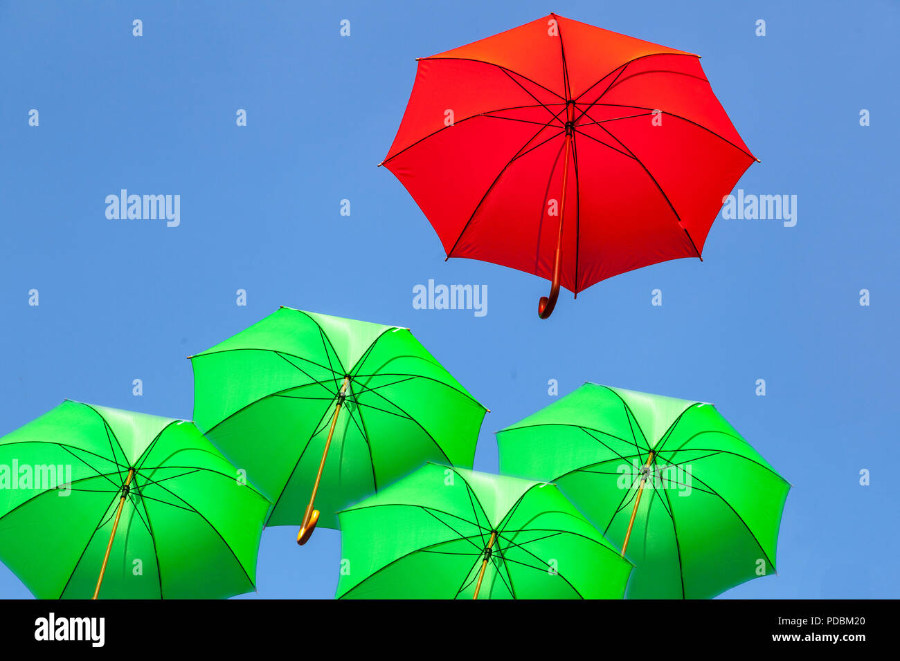 Fliegende Regenschirme Foto Stock