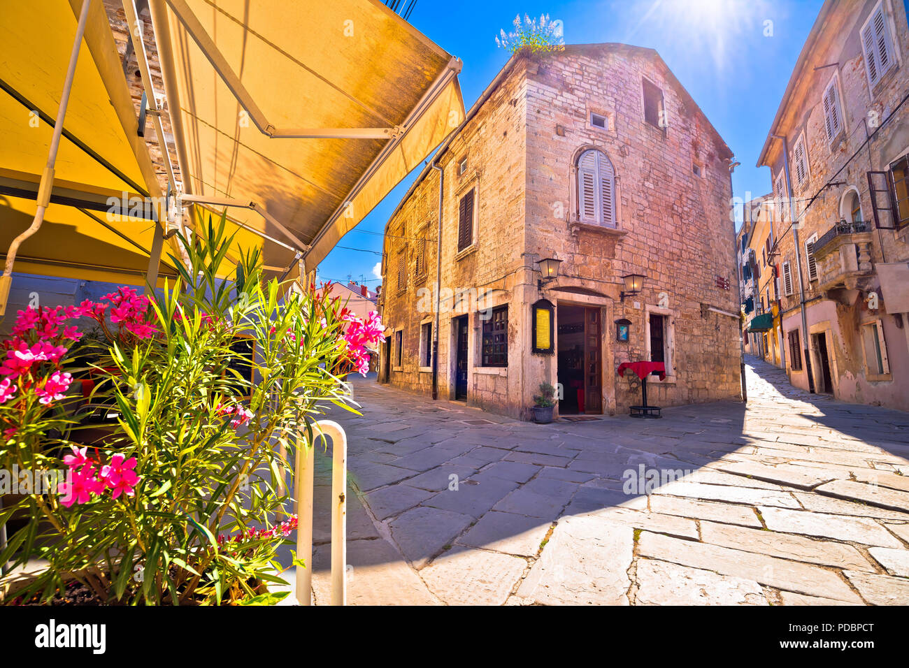 Sunny stone street di antica Pula visualizza l'Istria, regione della Croazia Foto Stock
