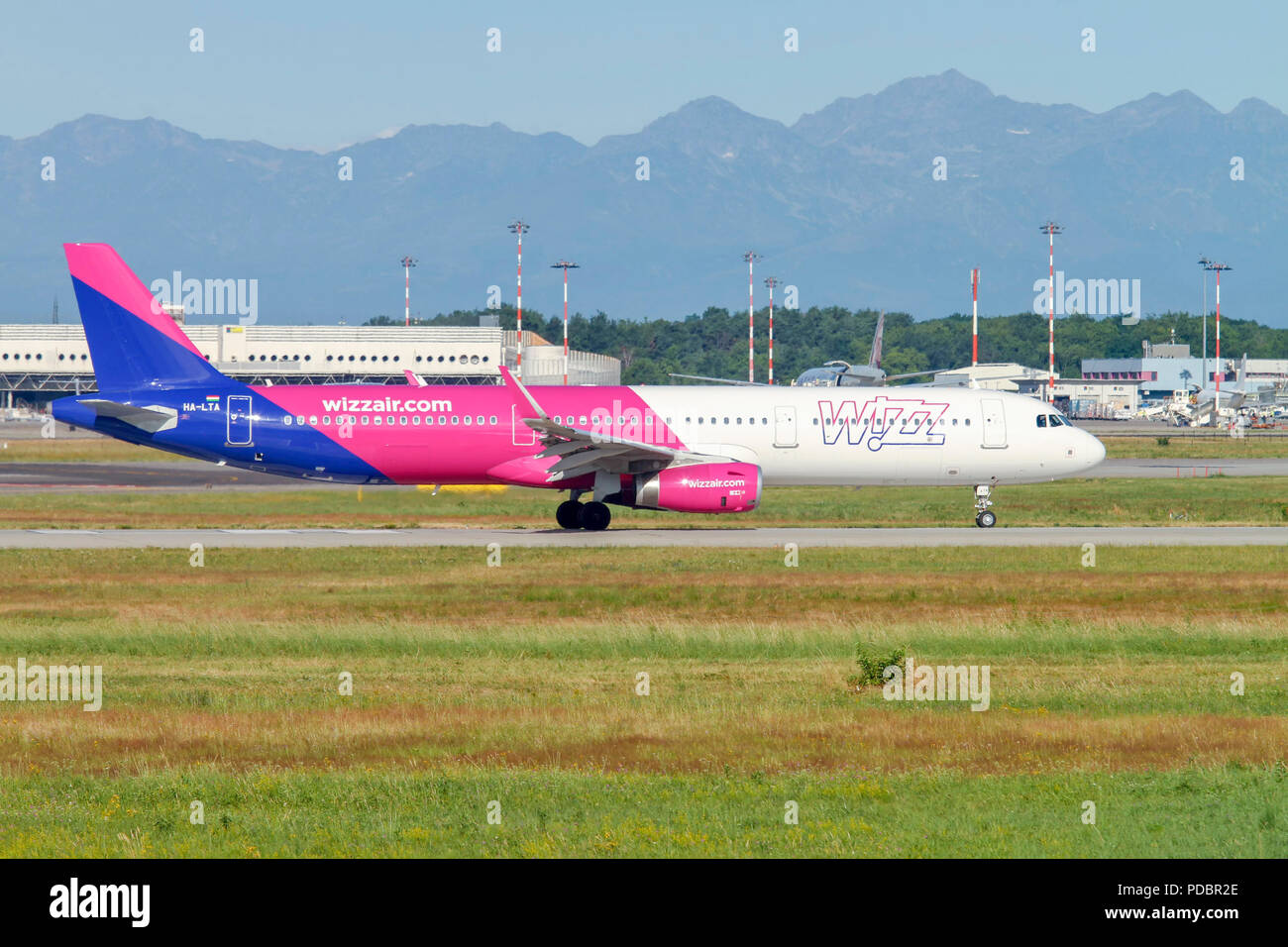 Wizz Air Ungheria Airlines Ltd. Airbus A321-200 (HA-LTA) pronti per il decollo all'aeroporto di Linate, Milano, Italia Foto Stock