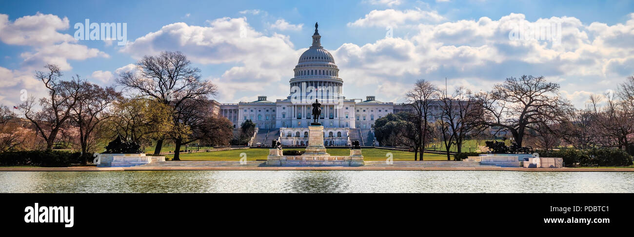 Un cielo nuvoloso rotoli in dietro gli Stati Uniti Campidoglio di Washington DC. Foto Stock