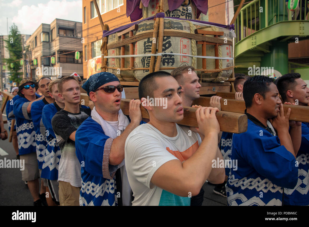 Membri da Yokota Air Base portano i 374 Airlift Wing ufficiale mikoshi durante la 68Fussa annuale Festival Tanabata a Fussa City, Giappone, 3 Agosto, 2018. Più di 70 volontari da Yokota portato il mikoshi durante il festival di quest'anno. Yokota aviatori hanno partecipato alla manifestazione sin dal 1958 e hanno partecipato attivamente alla realizzazione di un mikoshi dal 1975. (U.S. Air Force foto di Yasuo Osakabe) Foto Stock