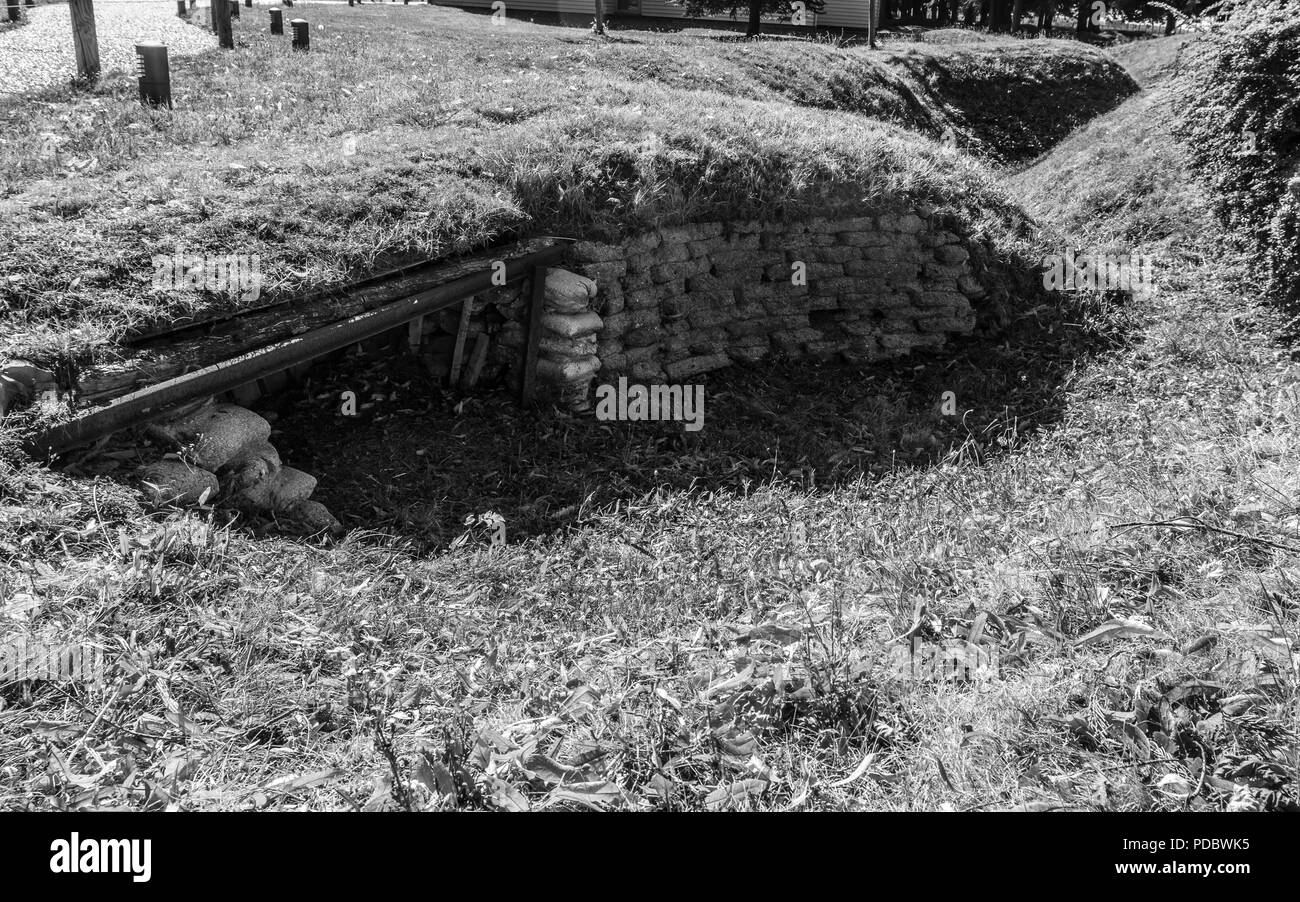 Hawthorn Ridge, Hunter's Cemetery e Y Ravine Cemetery sono siti di sepoltura della Commonwealth War Graves Commission associati ai campi di battaglia della prima guerra mondiale in Francia. L'immagine d'archivio documenta i soldati della Guardia Nazionale dell'Esercito che visitano questi siti durante un tour commemorativo del centenario della prima guerra mondiale in Francia il 6 agosto 2018. Foto Stock