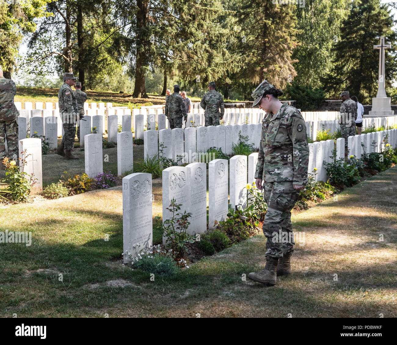 I cimiteri di guerra del Commonwealth a Hawthorn Ridge, Hunter's e Y Ravine Cemetery sono siti di sepoltura della prima guerra mondiale situati vicino a Beaumont-Hamel, in Francia. I soldati della Guardia Nazionale dell'Esercito degli Stati Uniti visitarono i cimiteri il 6 agosto durante il tour commemorativo del Centro di storia militare e della Guardia Nazionale dell'Esercito in Belgio e Francia. L'immagine d'archivio registra la visita come parte del centenario della prima guerra mondiale. Foto Stock