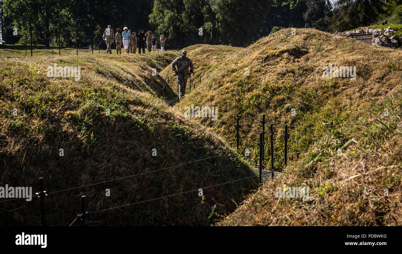 I cimiteri di guerra del Commonwealth a Hawthorn Ridge, Hunter's e Y Ravine Cemetery sono siti di sepoltura della prima guerra mondiale vicino a Beaumont-Hamel nel nord della Francia. I soldati della Guardia Nazionale dell'Esercito degli Stati Uniti visitarono i cimiteri il 6 agosto come parte del Center of Military History e della visita commemorativa della prima guerra mondiale della Guardia Nazionale dell'Esercito in Belgio e Francia. L'immagine d'archivio documenta il tour centenario della storia militare. Foto Stock