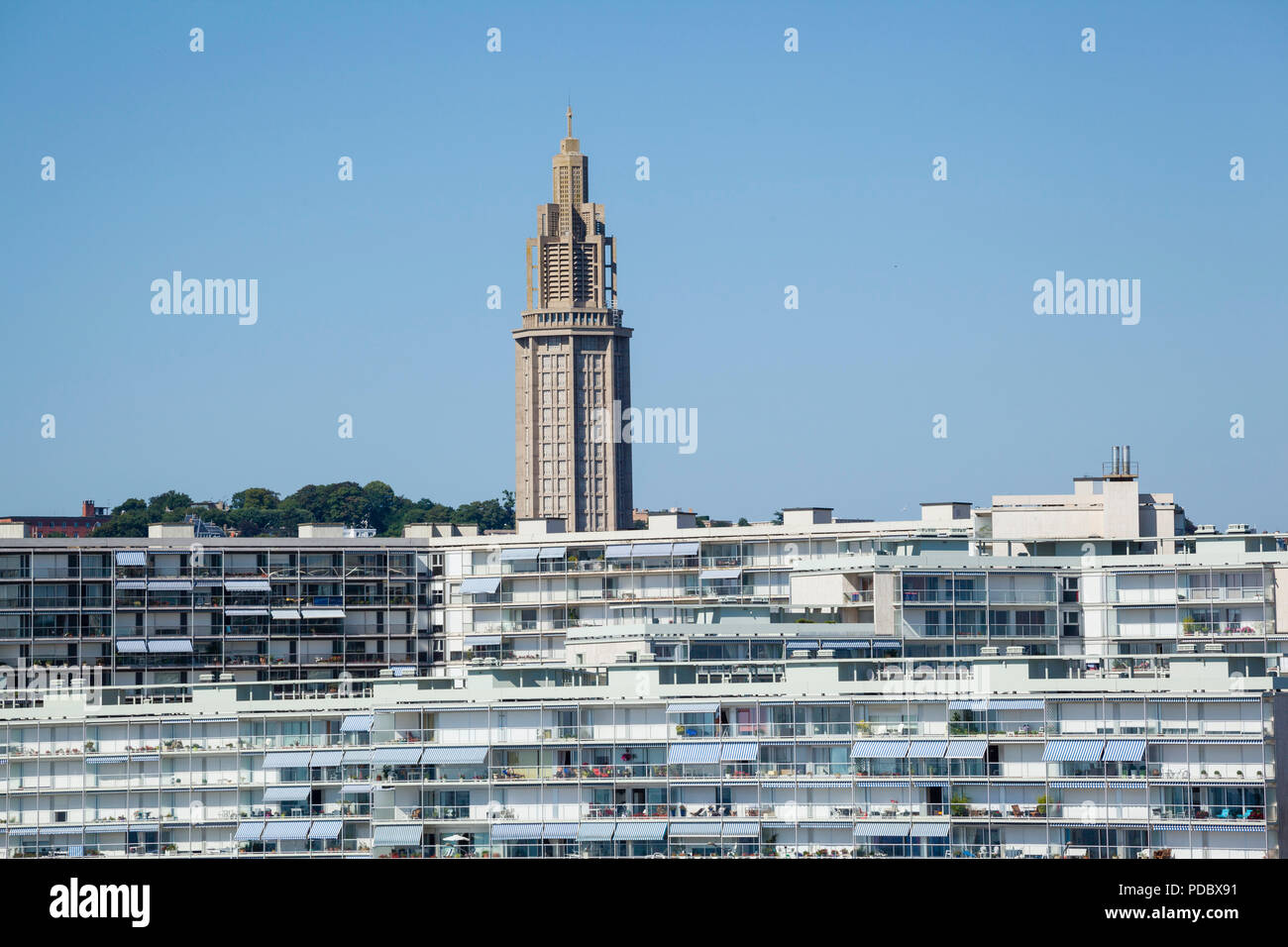 Una vista dal mare della chiesa di San Giuseppe dietro l'iconica appartamenti "Residence de France' a Le Havre, Normandia, Francia Foto Stock