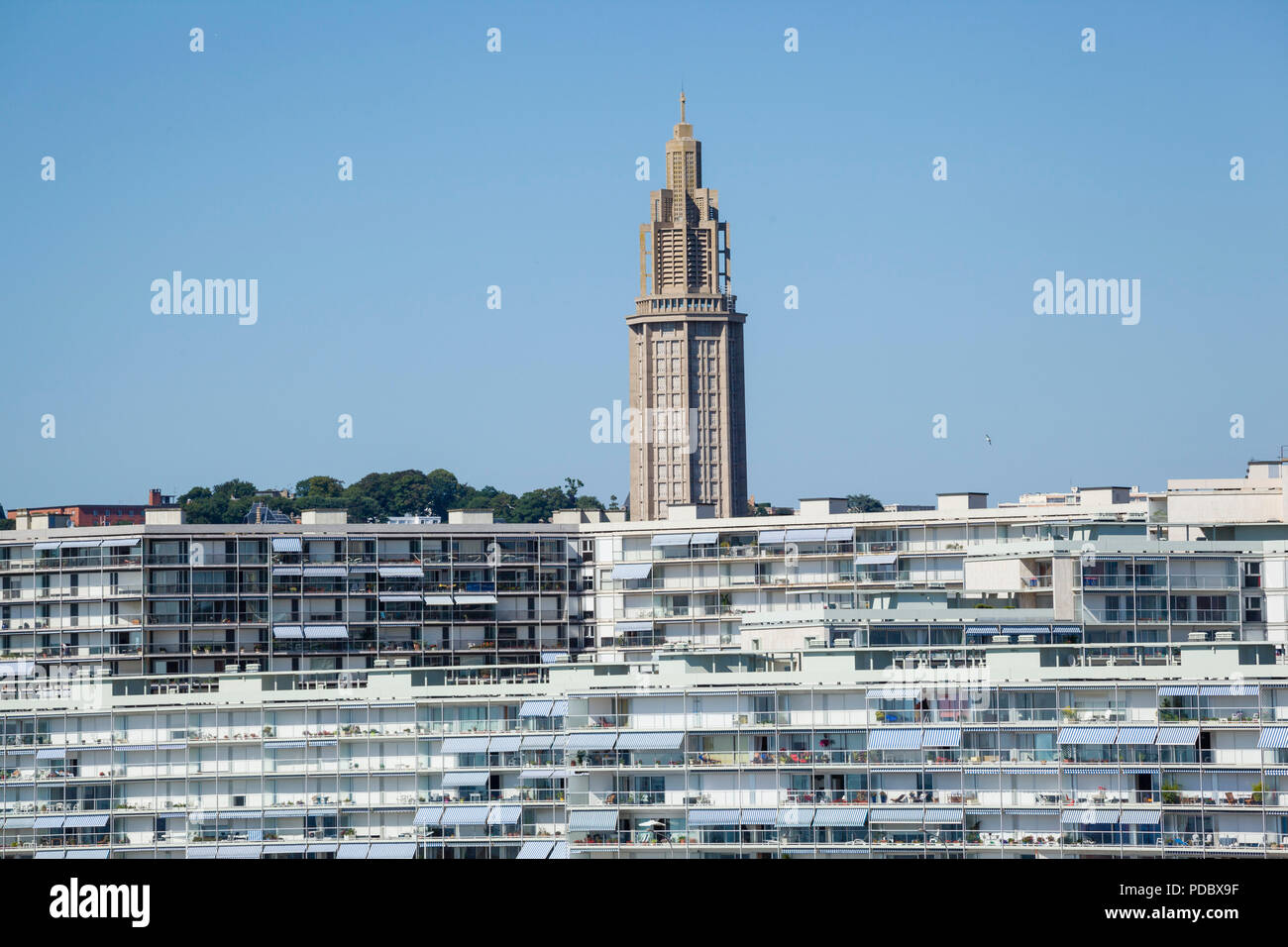 Una vista dal mare della chiesa di San Giuseppe dietro l'iconica appartamenti "Residence de France' a Le Havre, Normandia, Francia Foto Stock