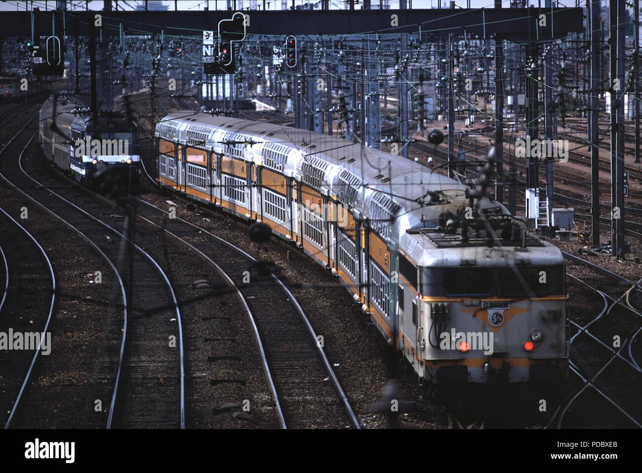 AJAXNETPHOTO. Parigi FRANCIA. - Il trasporto ferroviario - SNCF treni passeggeri VOCE PER GARE SAINT LAZARE PASSANDO PONT CARDINET STATION VISTO DA RUE CARDINET. Foto;JONATHAN EASTLAND/AJAX REF:090604 Foto Stock