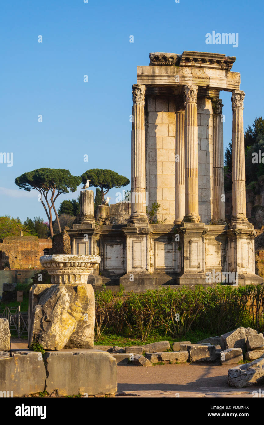 Roma, Italia. Il Foro Romano. Tempio di Vesta. Foto Stock
