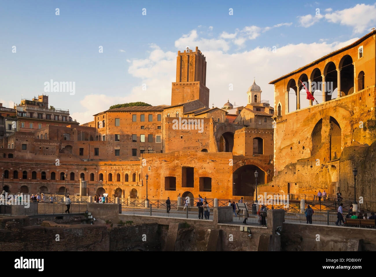 Roma, Italia. Il Foro di Traiano. risalente al secondo secolo D.C. La torre, centro è la duecentesca Torre delle Milizie. Essa è leggermente inclinata e Foto Stock