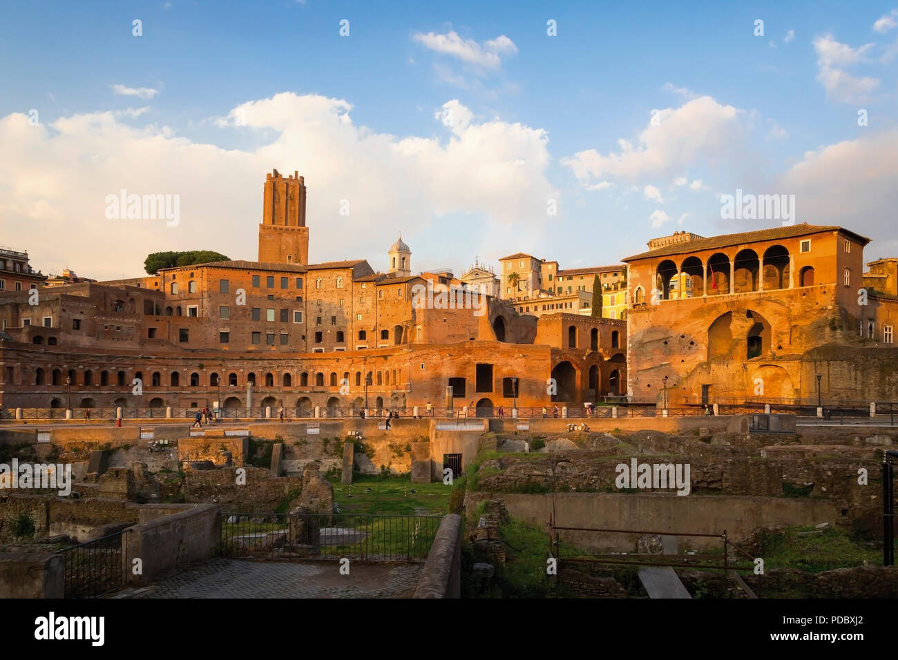 Roma, Italia. Il Foro di Traiano. risalente al secondo secolo D.C. La torre, centro è la duecentesca Torre delle Milizie. Essa è leggermente inclinata e Foto Stock