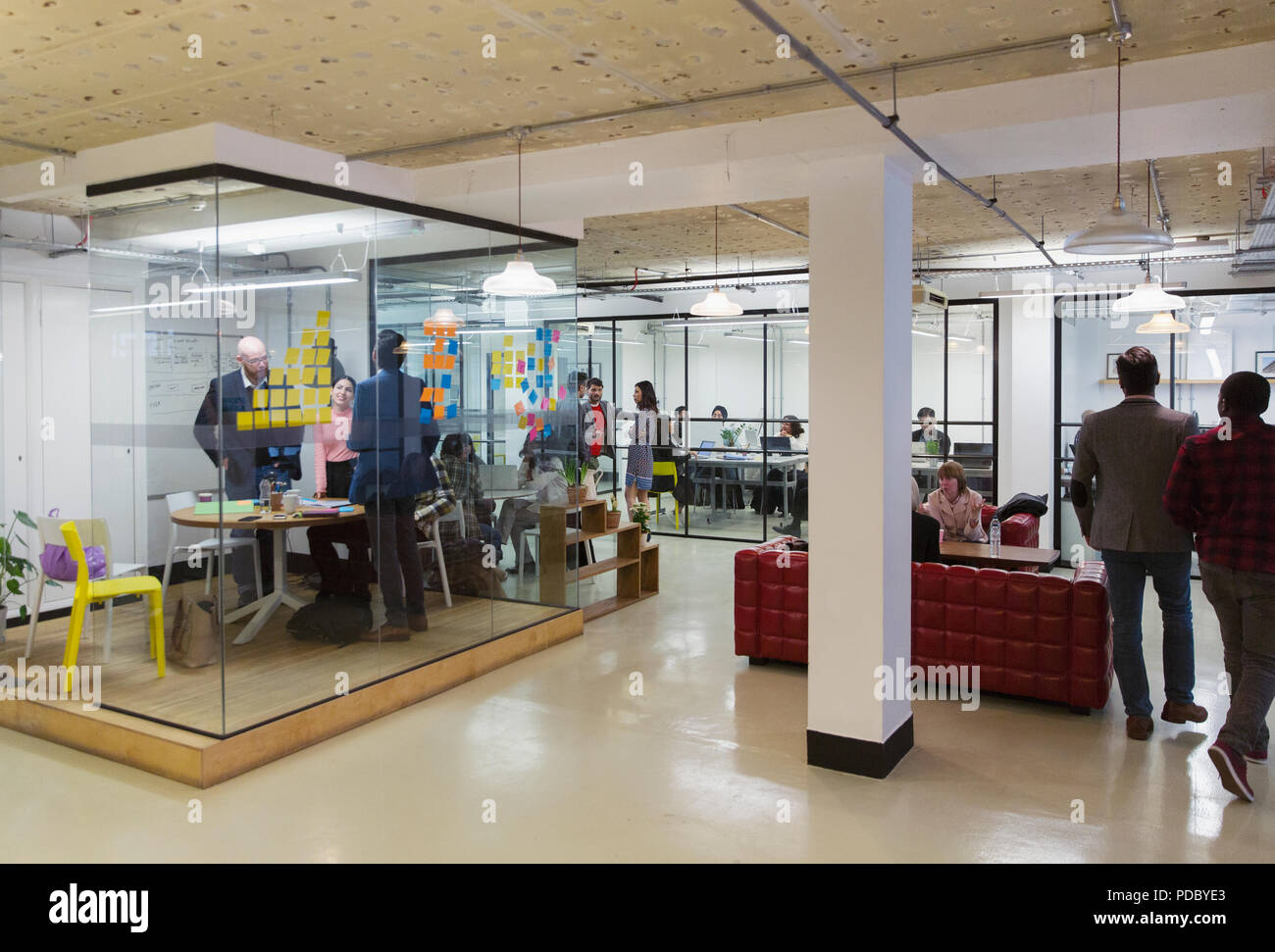 Attività creativa di persone in ufficio moderno Foto Stock