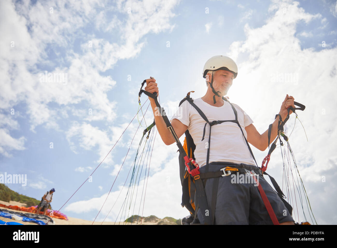 Maschio maturo di parapendio attrezzatura di preparazione Foto Stock