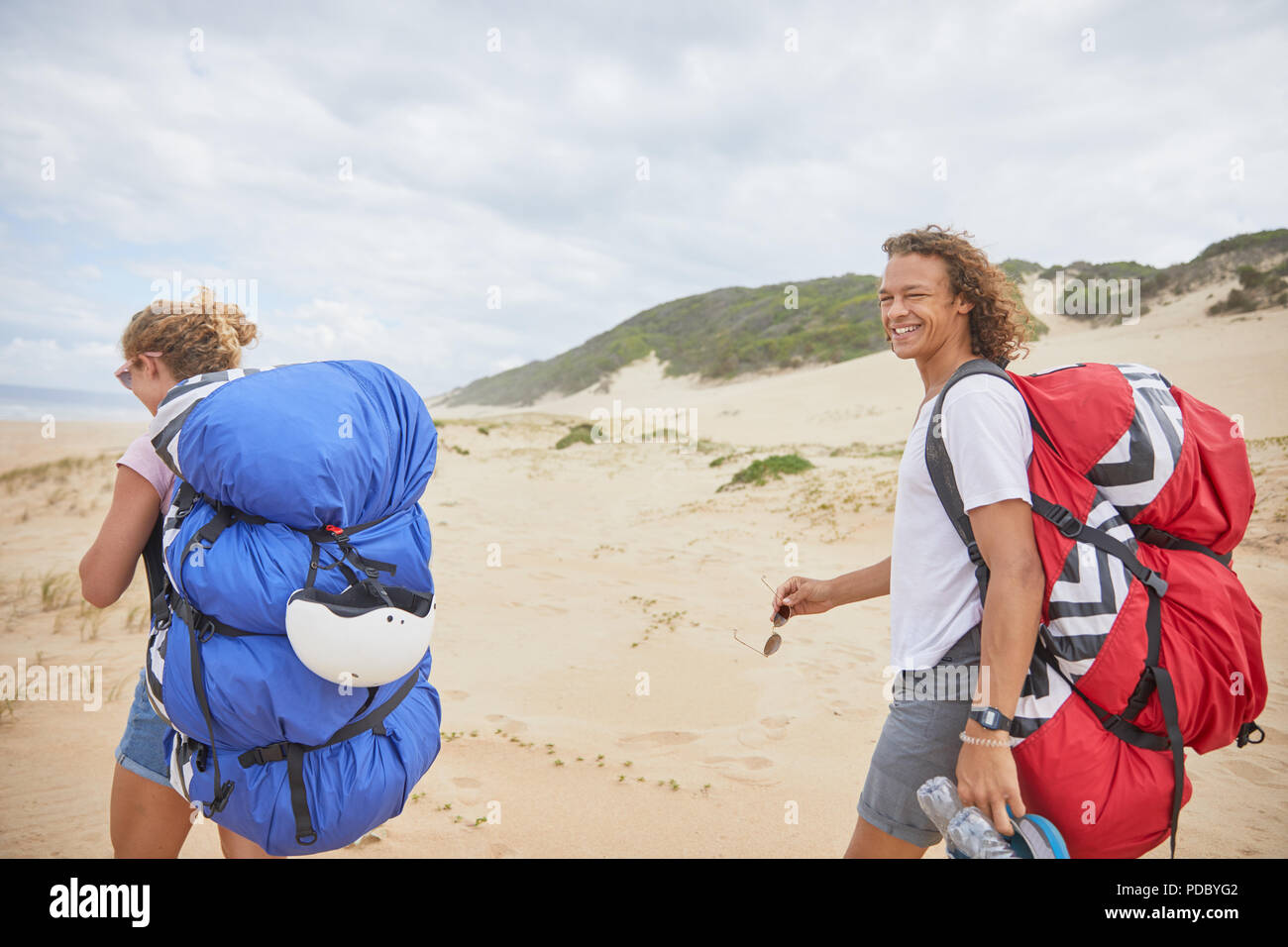 Ritratto maschile felice di parapendio con paracadute zaino sulla spiaggia  Foto stock - Alamy