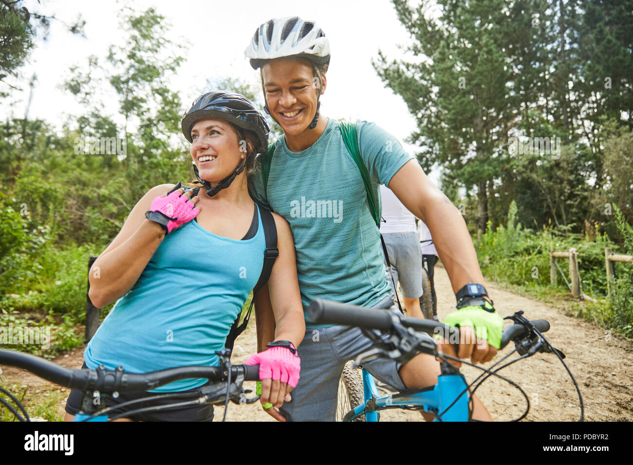 Felice, affettuosa coppia giovane mountain bike Foto Stock