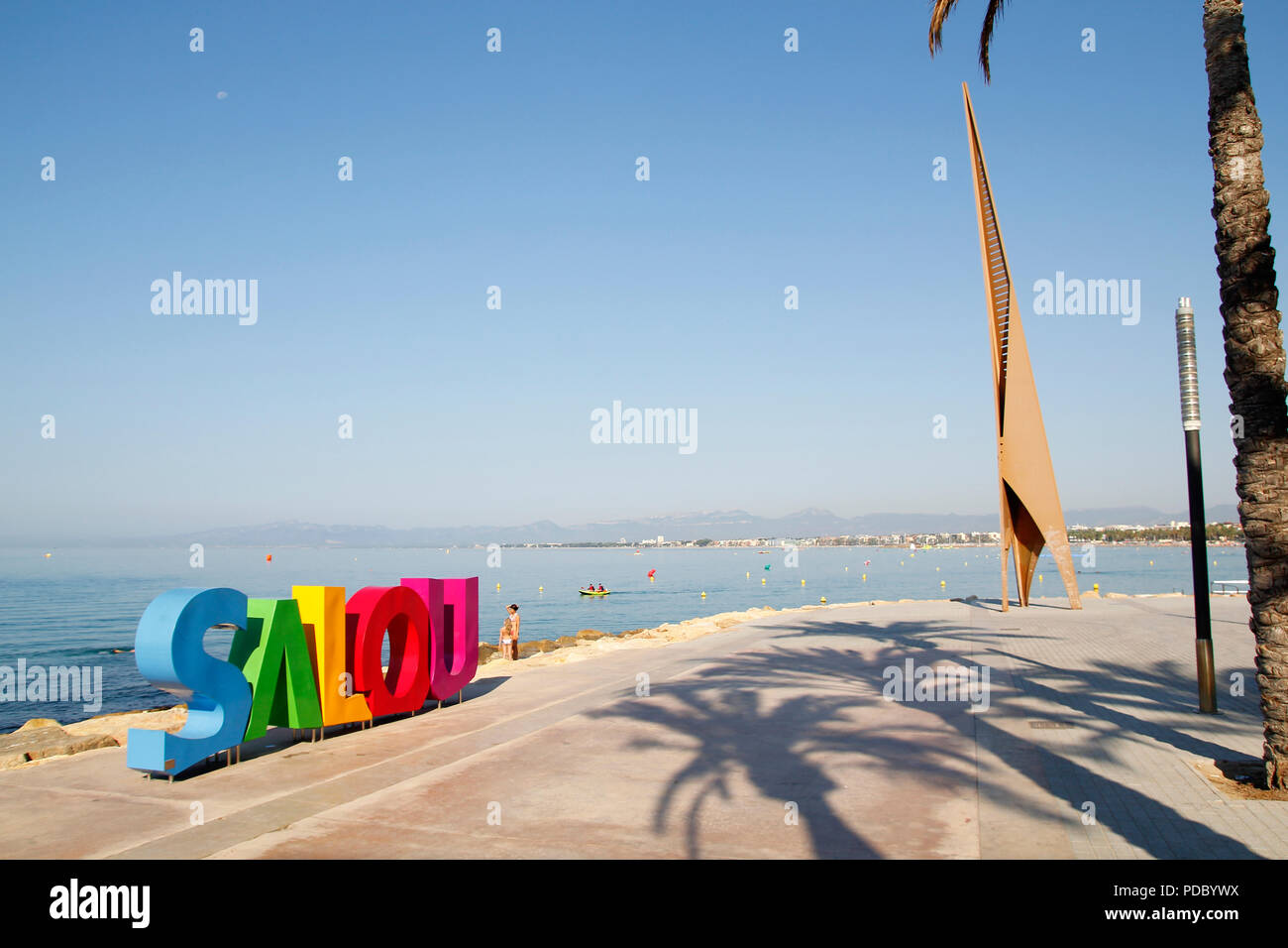 Il testo colorato in Llevant Spiaggia di Salou, un importante destinazione turistica in estate, in catalano di Costa Dorada, SPAGNA Foto Stock