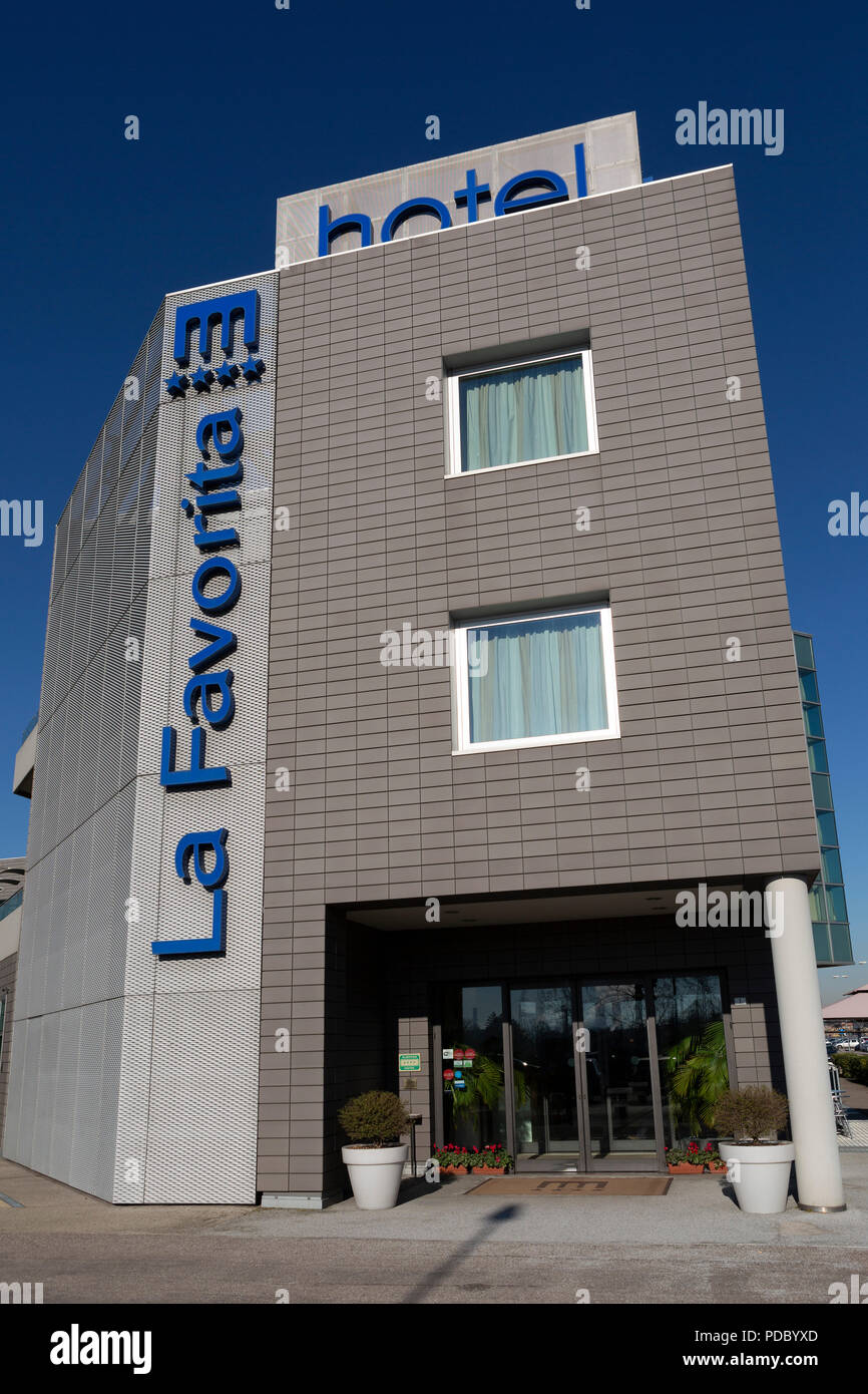 La facciata della Favorita Hotel a Mantova, Italia. L'hotel è un hotel moderno. Foto Stock
