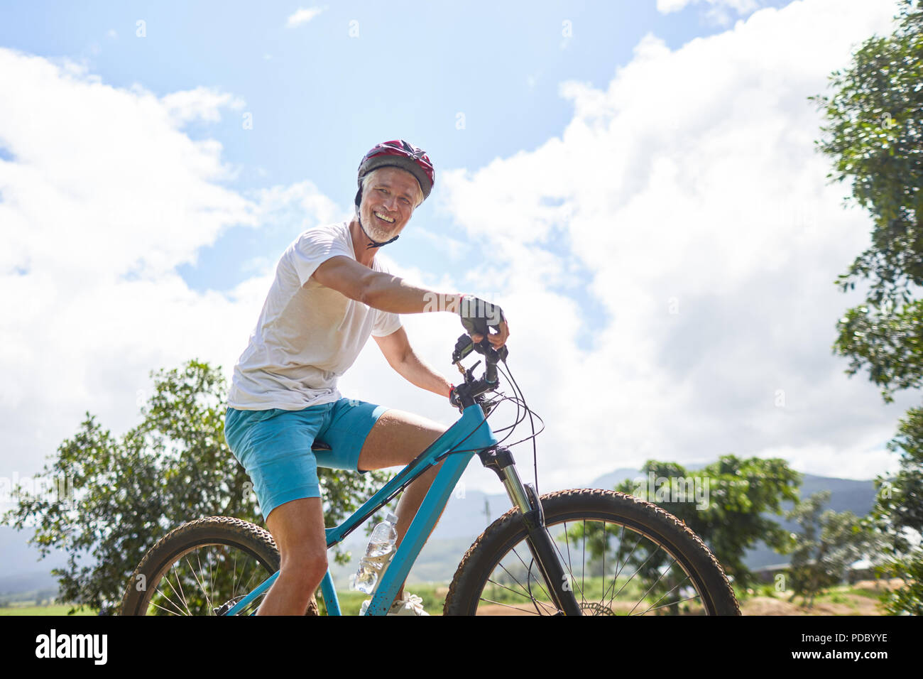 Ritratto sorridente, fiducioso uomo maturo mountain bike Foto Stock