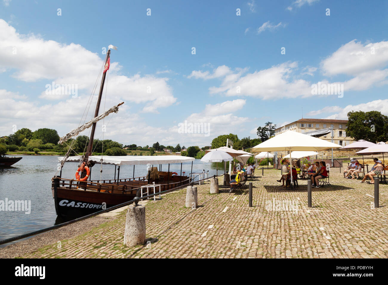 Un Gabarre o barca tradizionale sul fiume Dordogne a Bergerac per turismo e viaggi in barca; Bergerac, Dordogne, Francia Europa Foto Stock