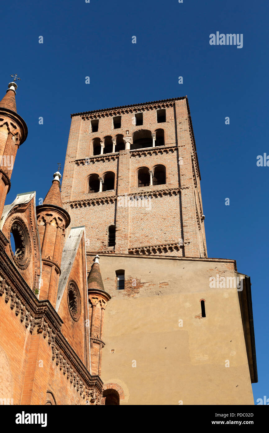 Campanile del Duomo di Mantova a Mantova, Italia. La torre in muratura presenta archi in alto tre piani. Foto Stock