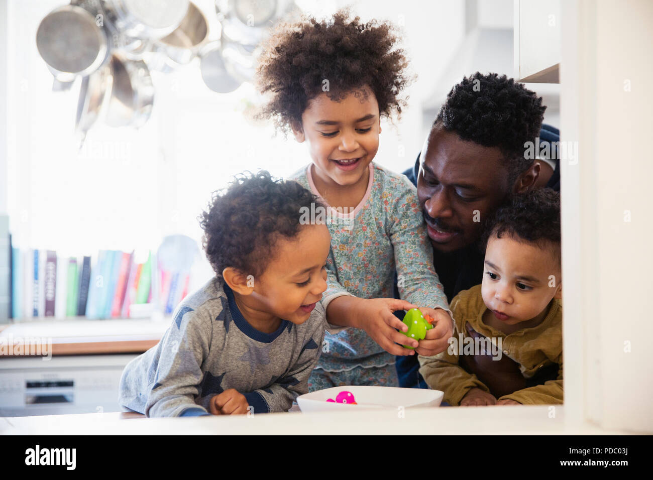 Padre e figli giocare Foto Stock