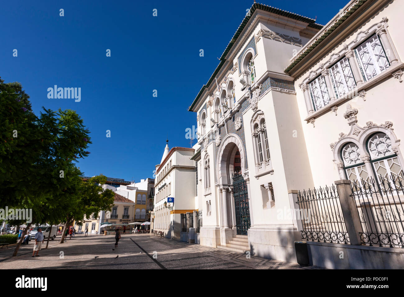 Il Banco de Portugal, Praça Dom Francisco Gomes, dall'architetto Adães Bermudes, Faro, Algarve, PORTOGALLO Foto Stock