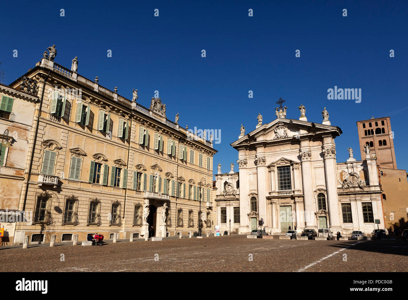 Facciate di Palazzo Sordello e Duomo di Mantova, visto dalla Piazza Sordello, a Mantova, Italia. La cattedrale barocca è dedicata a San Pietro. Foto Stock