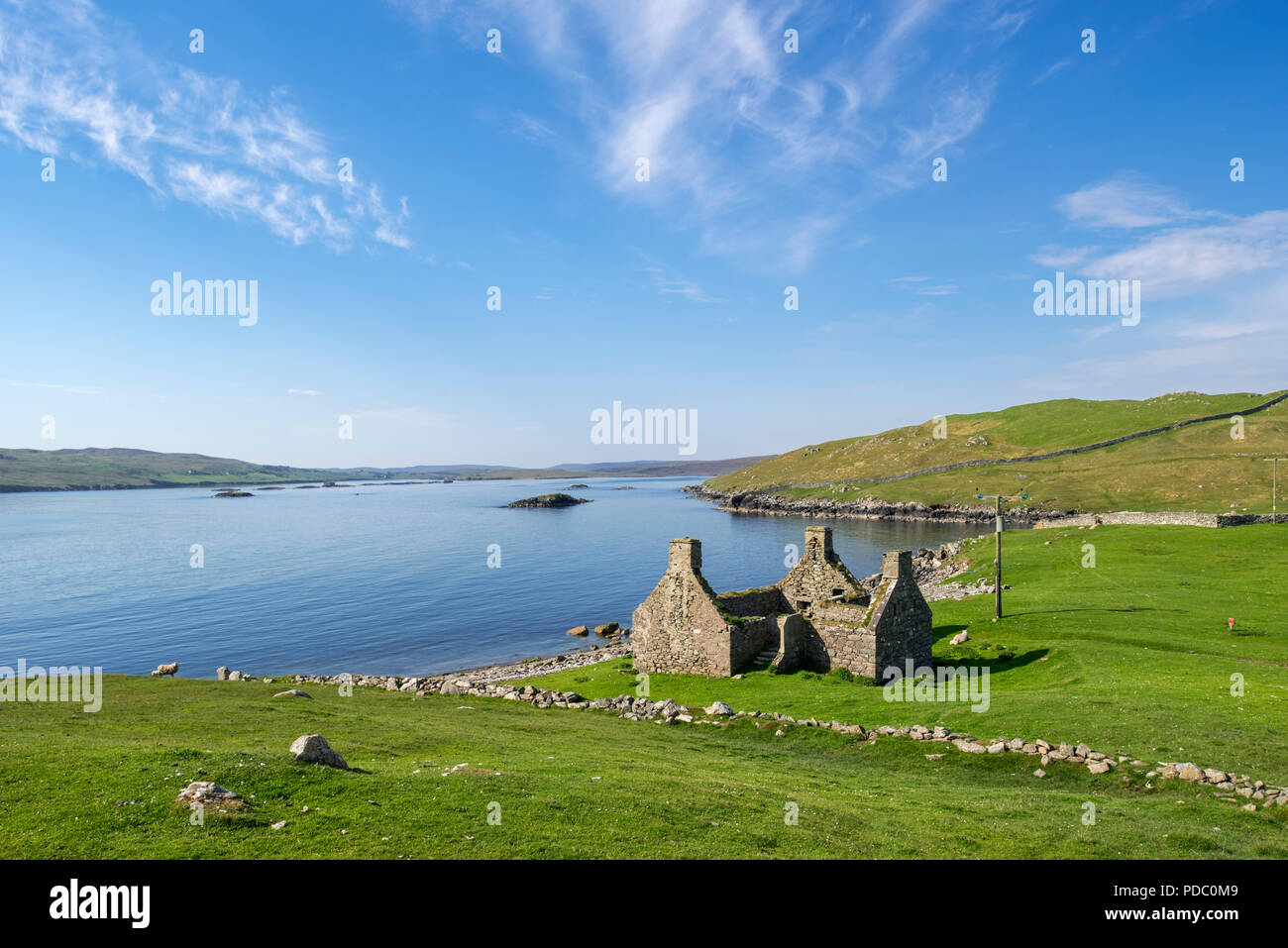 La rovina della vecchia cabina di pesca a Oriente Lunna Voe, Lunna Ness, Continentale, le isole Shetland, Scotland, Regno Unito Foto Stock
