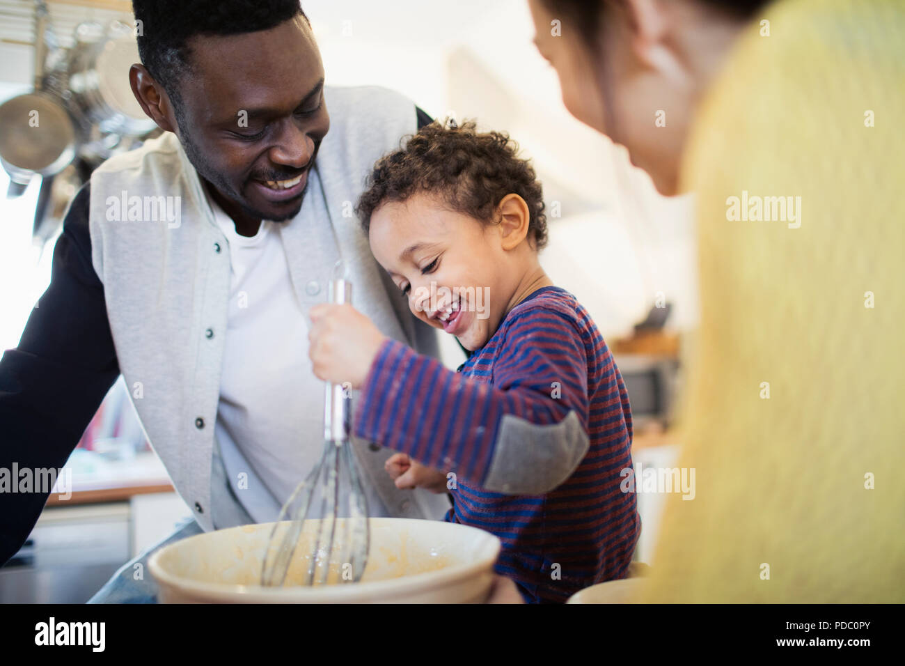 Felice padre e figlio la cottura in cucina Foto Stock