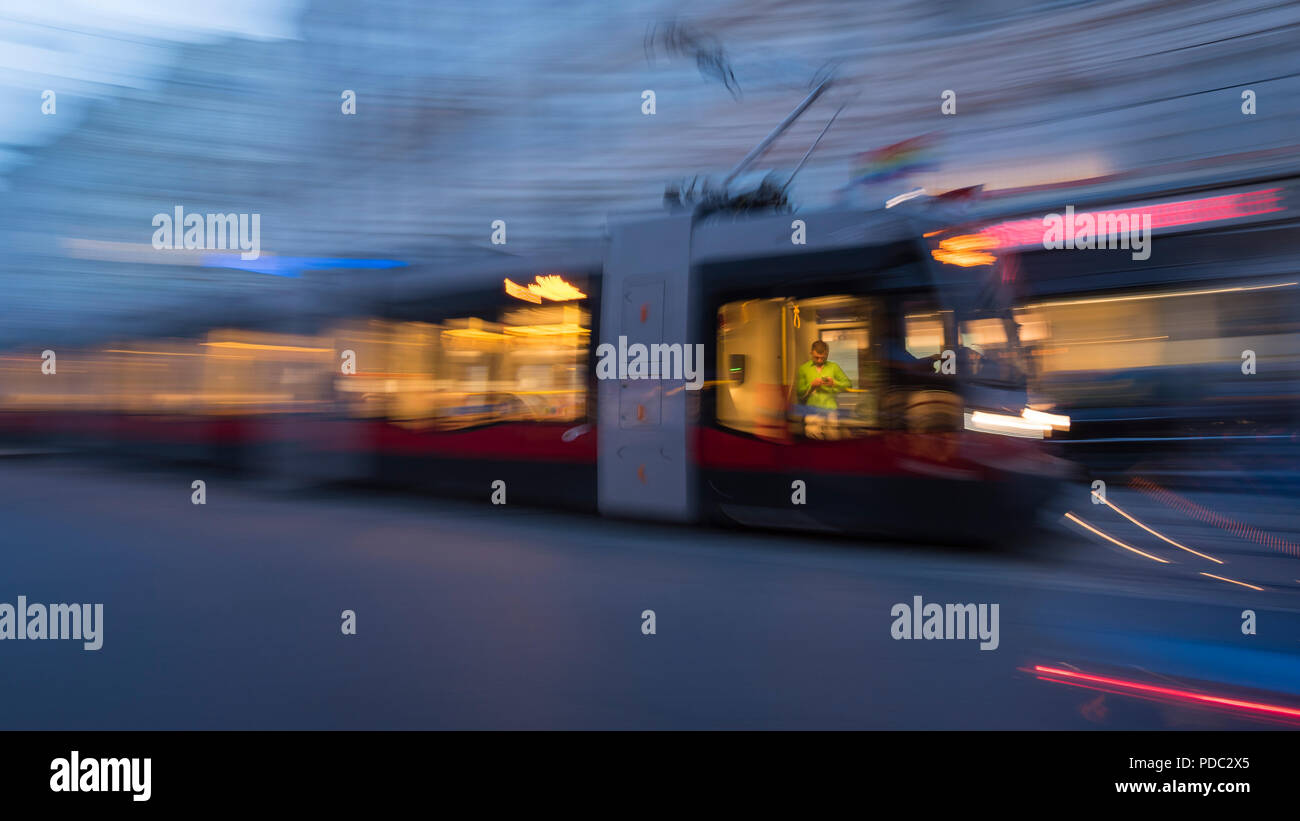 Slow shutter-velocità, impressione, tram, treno, automobile della via, rosso, Vienna, Austria, Europa Foto Stock