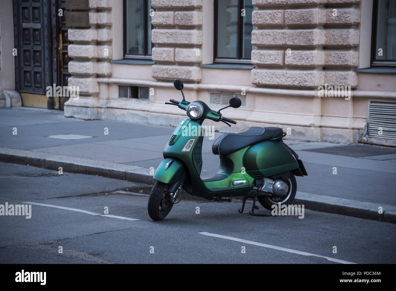 Ciclomotore verde parcheggiata su una strada di città di Vienna in Austria, Europa Foto Stock
