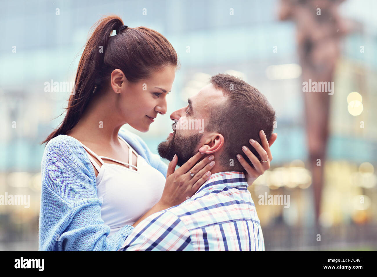 Felice coppia dating in città Foto Stock