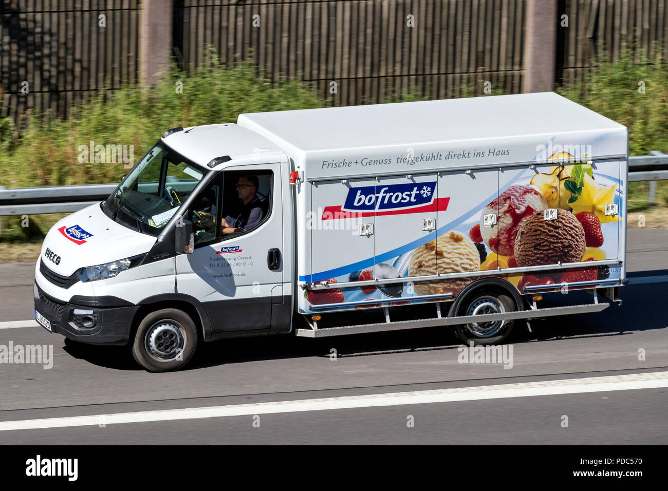 Bofrost furgone frigorifero su autostrada. Bofrost è il più grande  distributore diretto di alimenti surgelati e gelati in Europa Foto stock -  Alamy