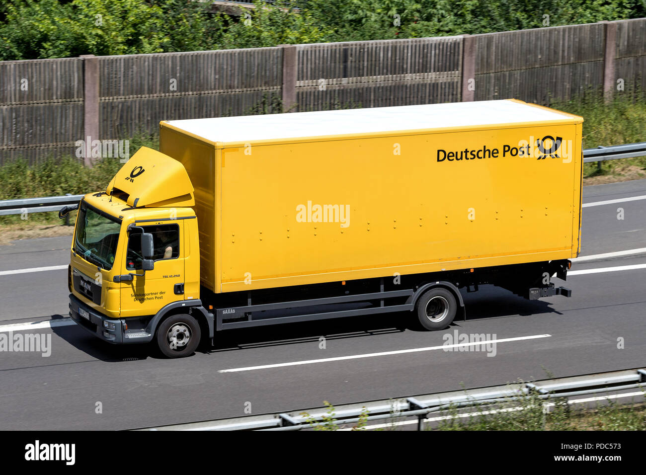 Deutsche Post carrello su autostrada. Deutsche Post offre 61 milioni di lettere ogni giorno in Germania, rendendolo più grande d'Europa tali società. Foto Stock