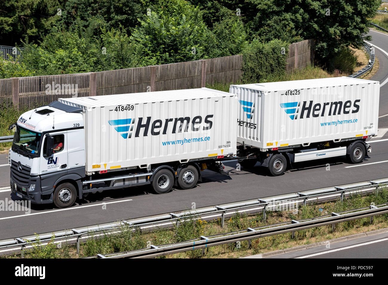 Hermes carrello su autostrada. Hermes è più grande della Germania post-fornitore indipendente di consegne a clienti privati. Foto Stock