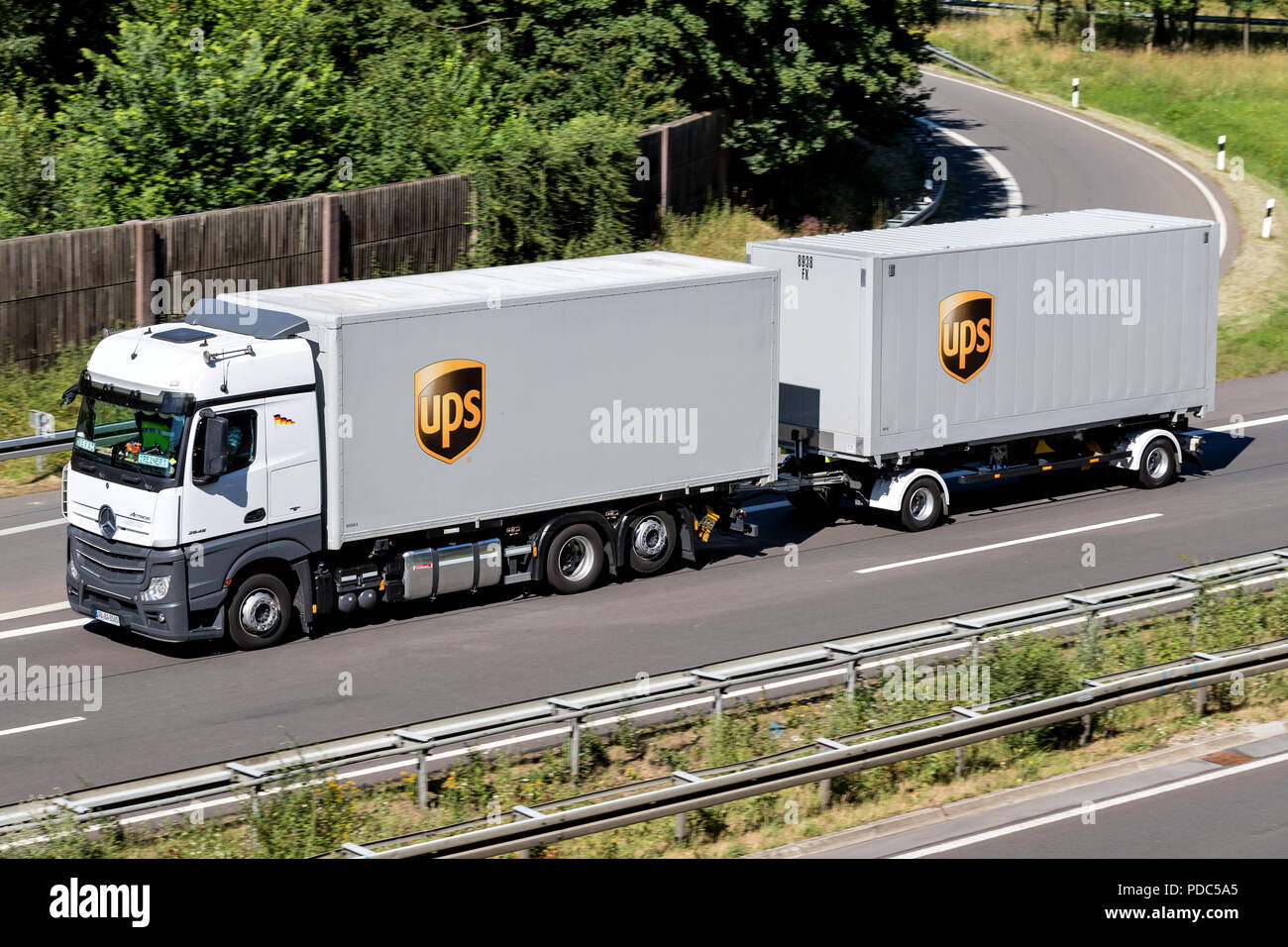 UPS carrello su autostrada. UPS è il più grande del mondo di società di consegna di pacchi e di un provider di soluzioni per la gestione della catena di fornitura. Foto Stock