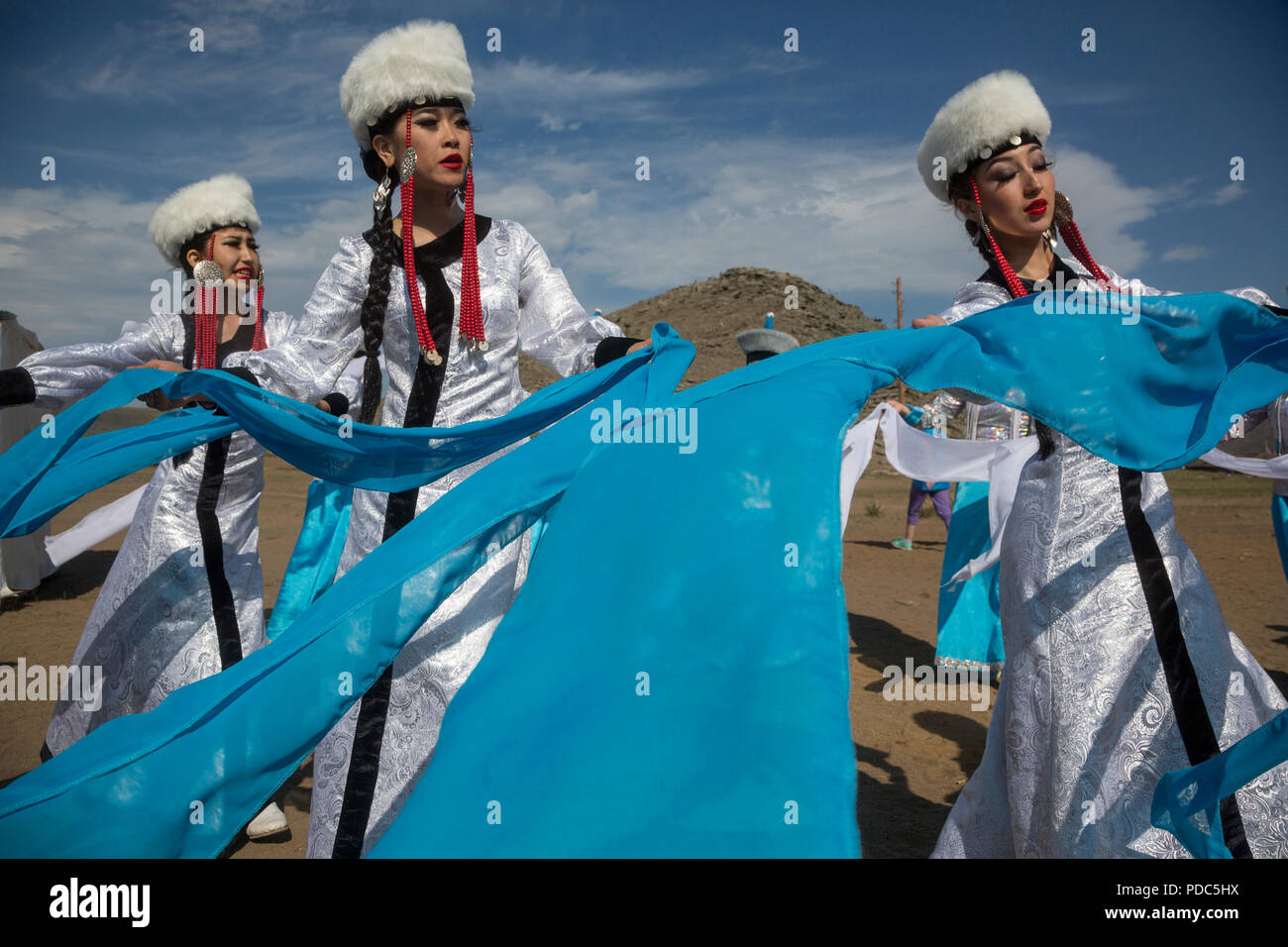 Ragazze che ballano in nazionale nel corso dei Buriati Ethnocultural Internazionale Festival "Yordyn giochi' vicino al lago Baikal, Oblast di Irkutsk, Russia Foto Stock