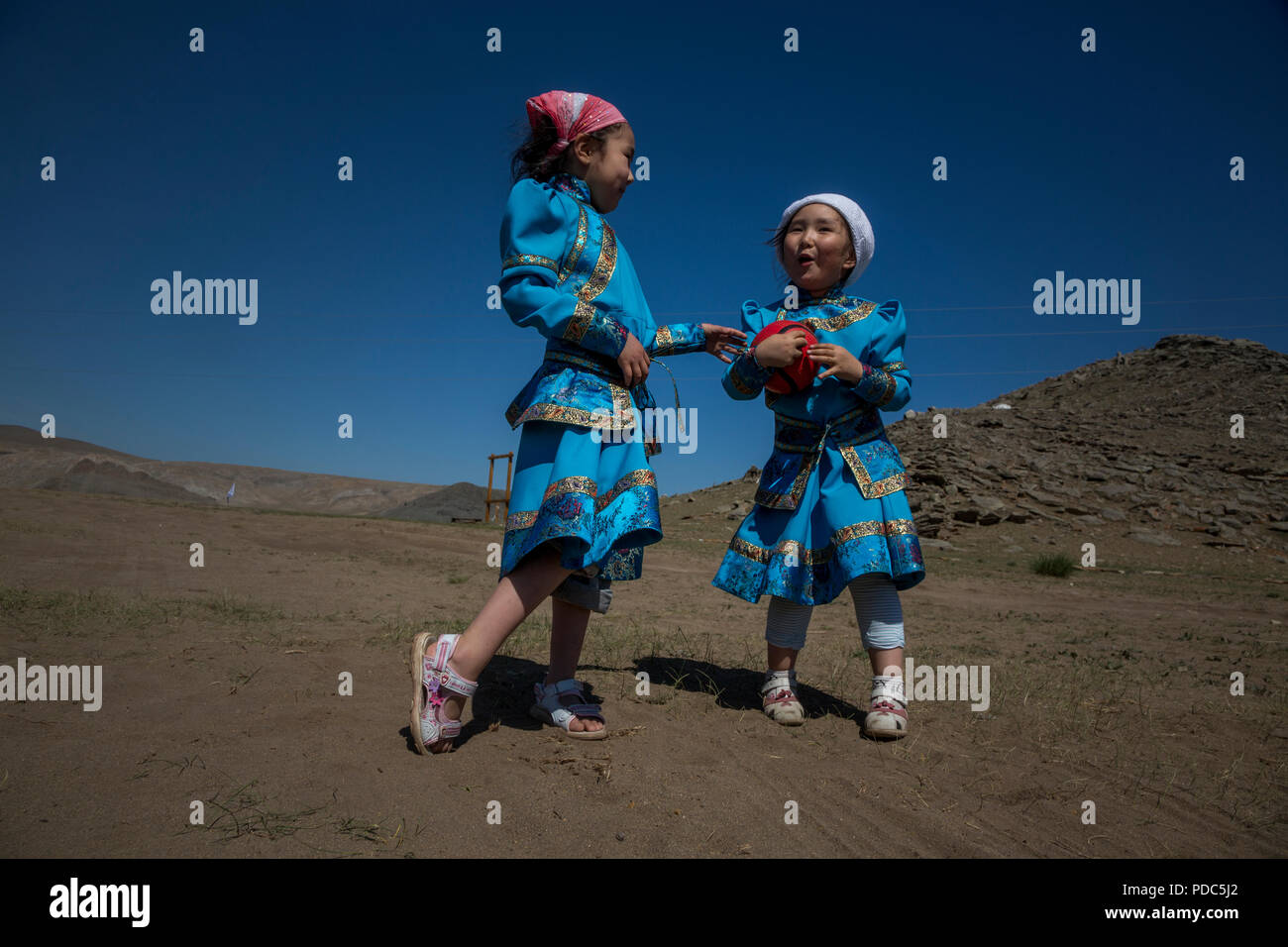 Sorella dei Buriati ragazze in costume nazionale vicino alla montagna sacra Erd situato a 2 km dal lago Baikal, Oblast di Irkutsk, Russia Foto Stock