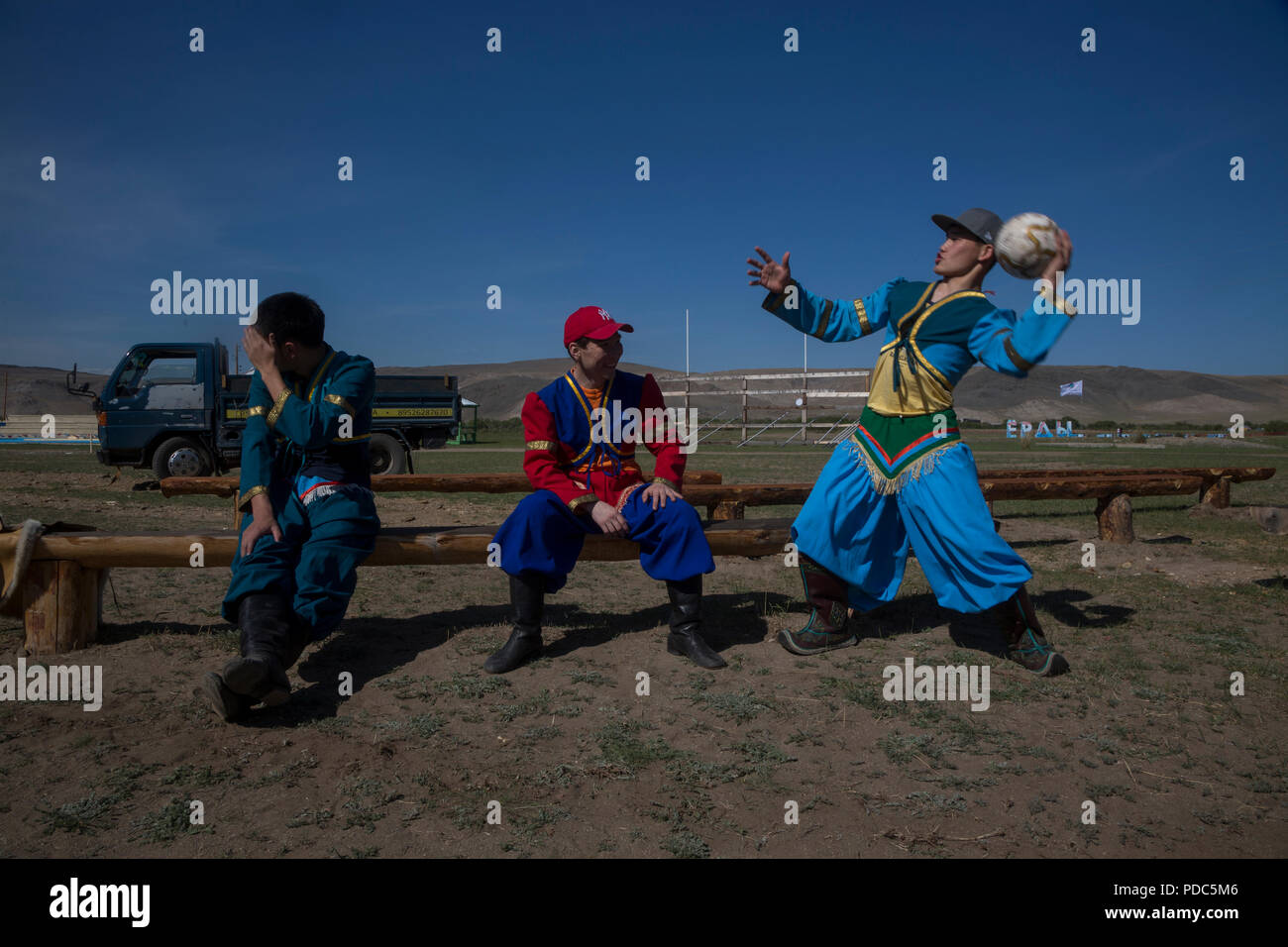 Gli uomini dei Buriati giocare a calcio nei pressi di montagna sacra Erd situato a 2 km dal lago Baikal, Oblast di Irkutsk, Russia Foto Stock