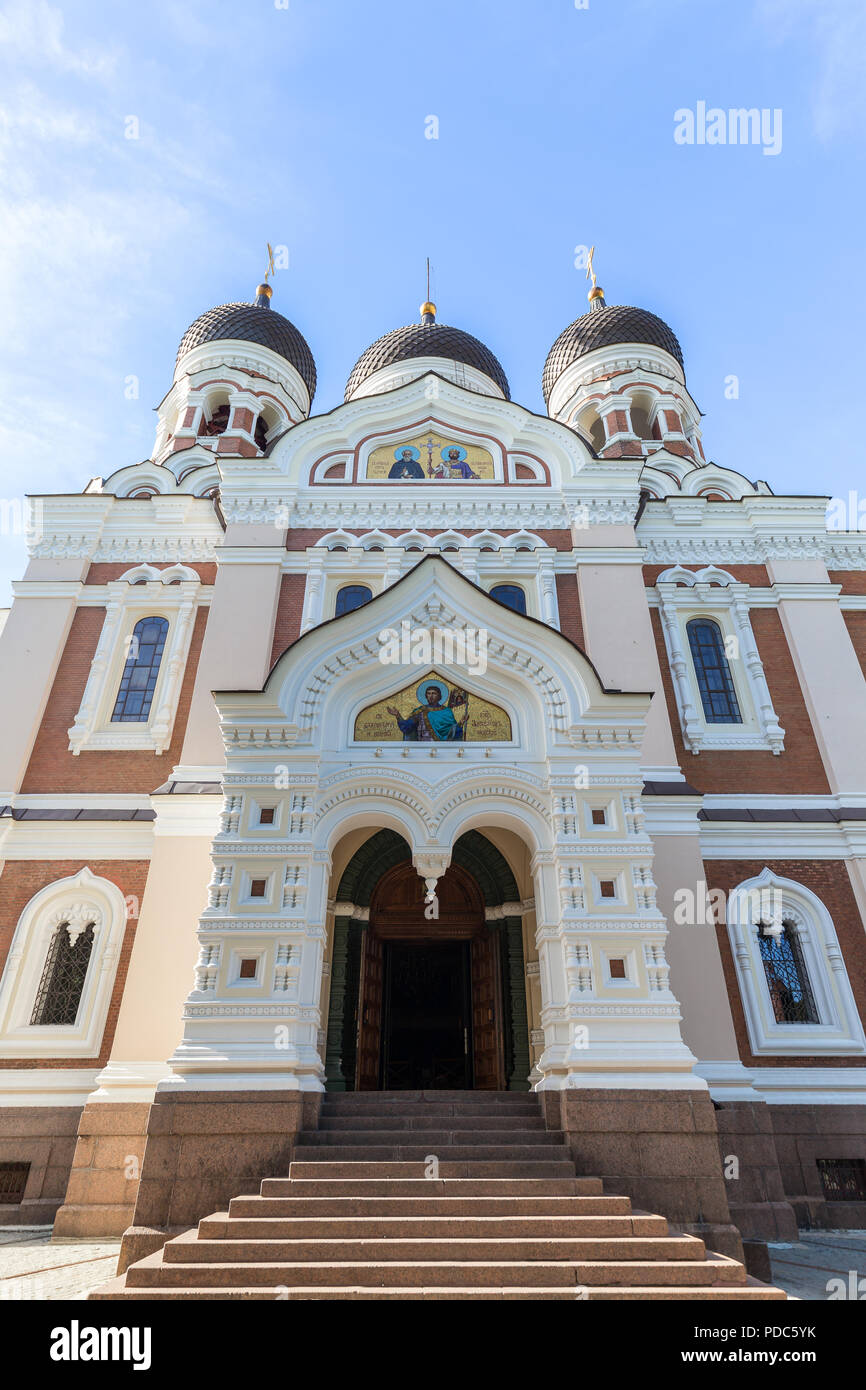 La Cattedrale Alexander Nevsky sulla collina di Toompea nella Città Vecchia di Tallinn, Estonia, visto dalla parte anteriore in una giornata di sole in estate. Foto Stock La Cattedrale Alexander Nevsky sulla collina di Toompea nella Città Vecchia di Tallinn, Estonia, visto dalla parte anteriore in una giornata di sole in estate. Foto Stock