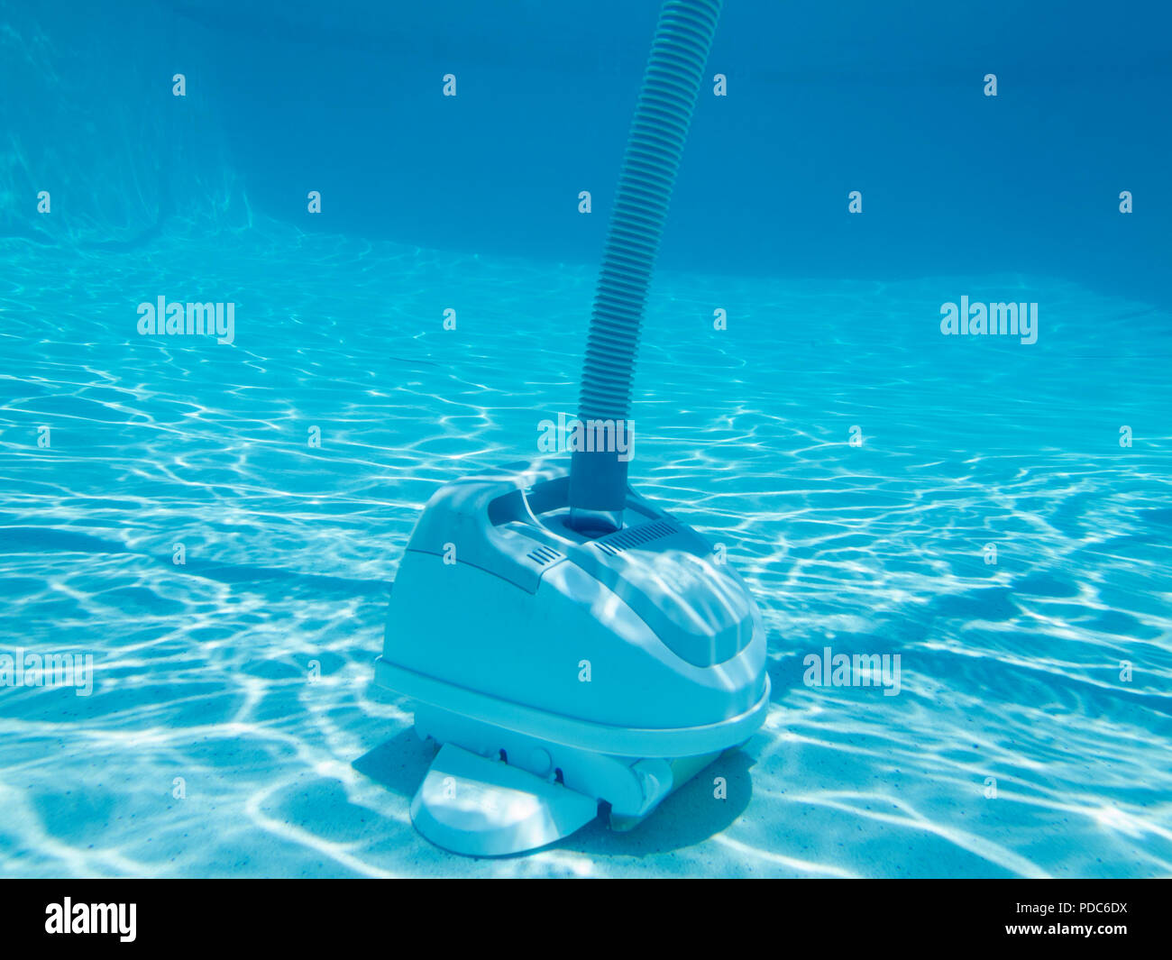 Vista subacquea di vuoto inferiore per la pulizia della piscina. Foto Stock