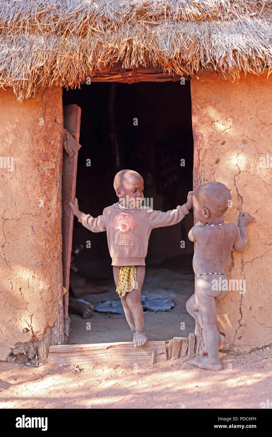 Bambini Himba, Otjikandero village, Namibia settentrionale Foto Stock