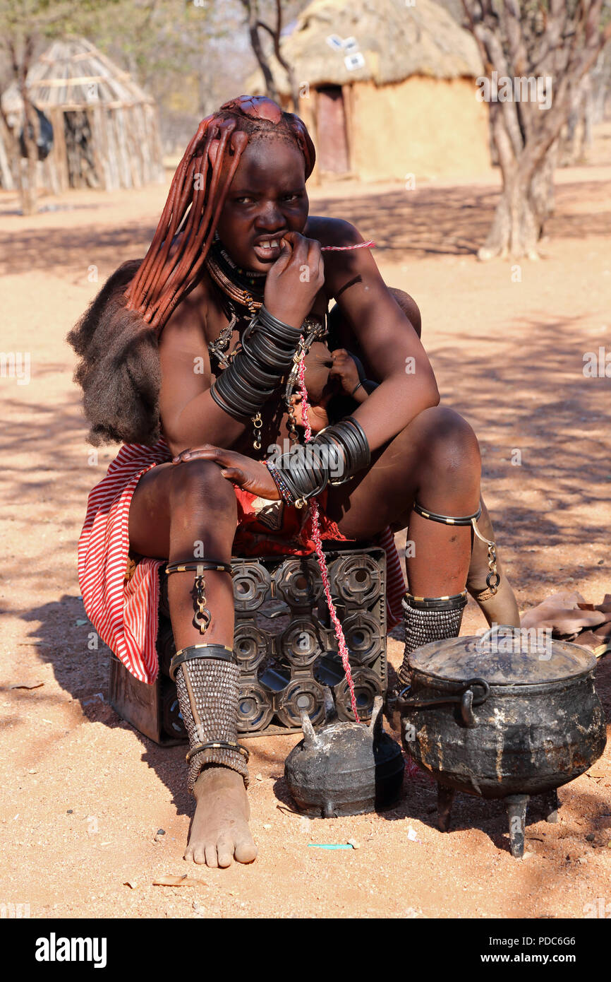 Donna Himba, Otjikandero village, Namibia settentrionale. Ocra rossa pasta è utilizzata per purificare la pelle e aiutano a proteggere contro le punture di zanzara.. Foto Stock
