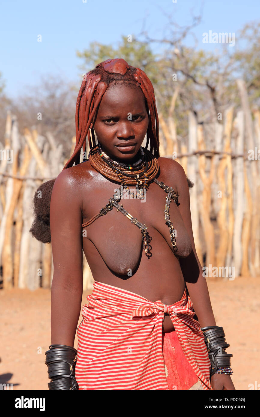 Donna Himba, Otjikandero village, Namibia settentrionale. Ocra rossa pasta è utilizzata per purificare la pelle e aiutano a proteggere contro le punture di zanzara.. Foto Stock