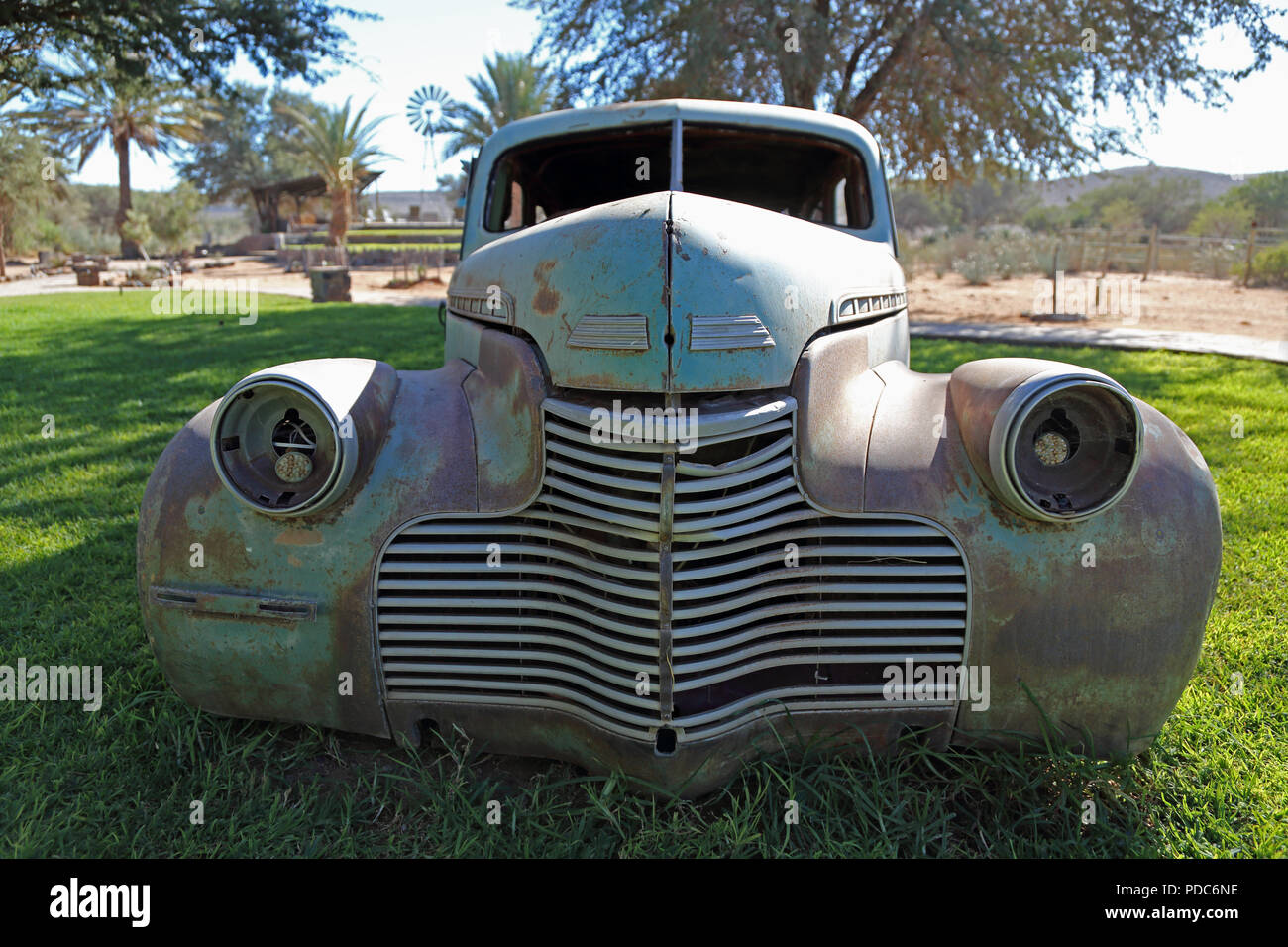 Un scatafascio vintage Chevrolet fotografato presso il Canyon Roadhouse, Namibia. Foto Stock