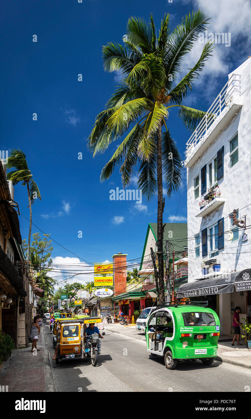 Un tuk tuk trike taxi il trasporto locale sulla strada principale nel centro di Isola Boracay Filippine Foto Stock