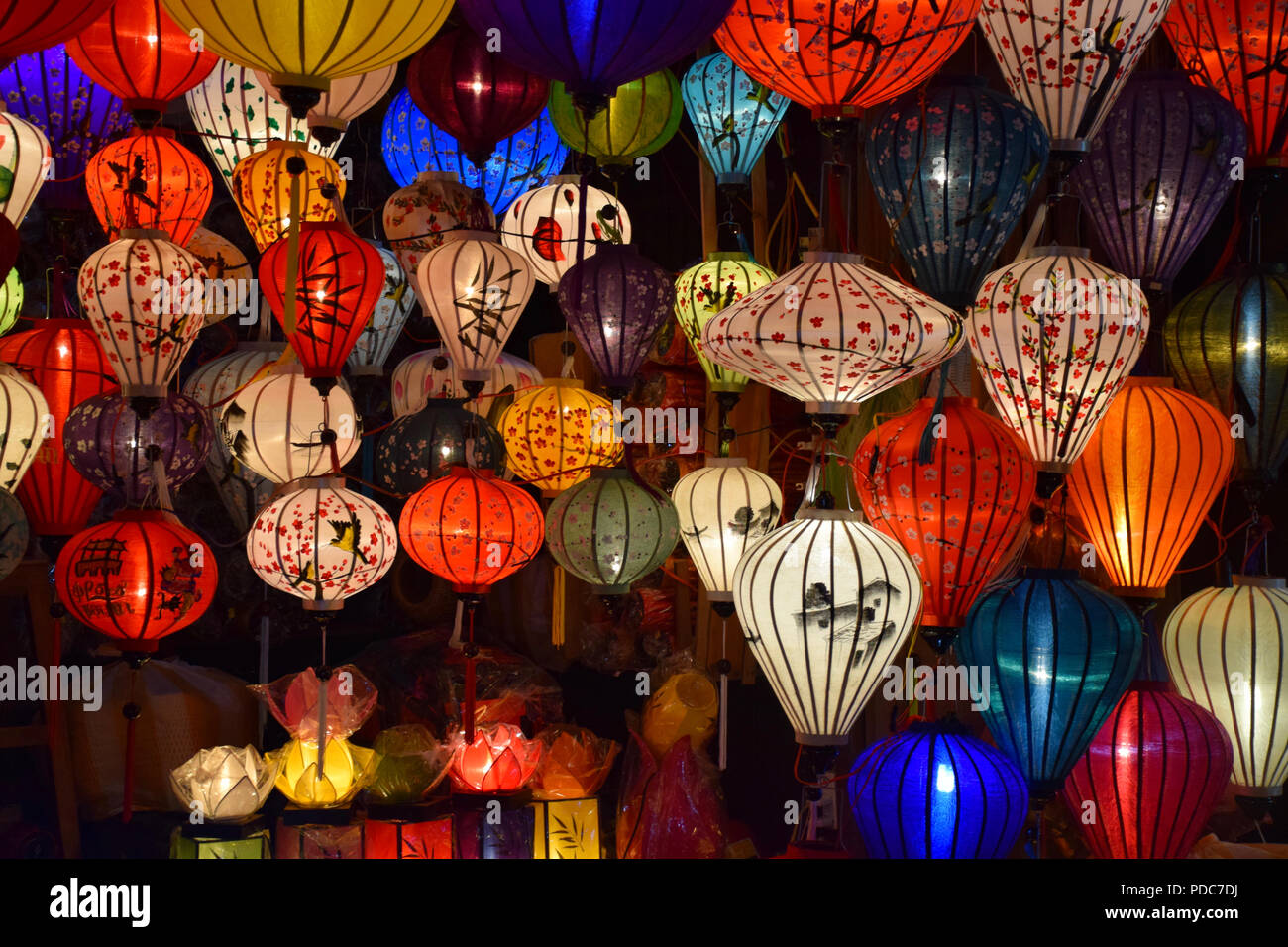 Tipiche lanterne di carta di notte, Hoi An, Vietnam Foto stock - Alamy