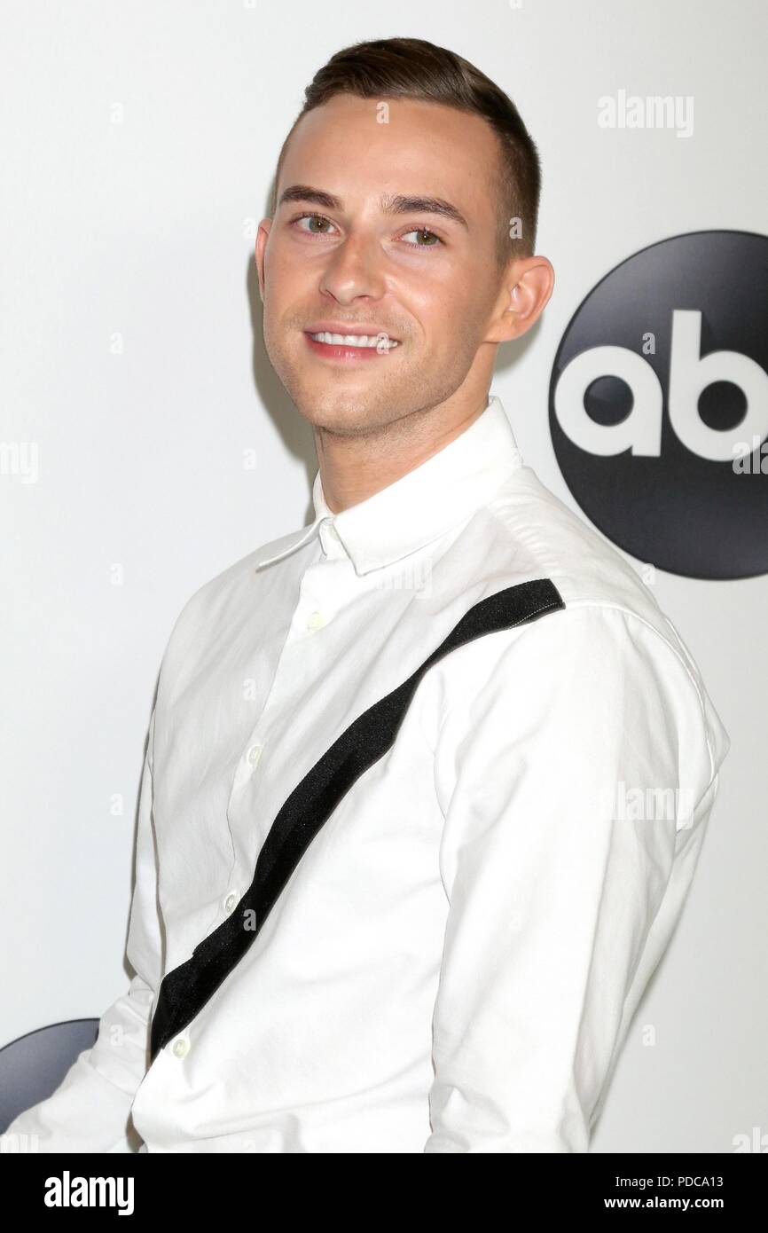 Adam Rippon presso gli arrivi per Disney ABC Television ospita estate TCA Press Tour, il Beverly Hilton di Beverly Hills, CA il 7 agosto 2018. Foto di: Priscilla concedere/Everett Collection Foto Stock