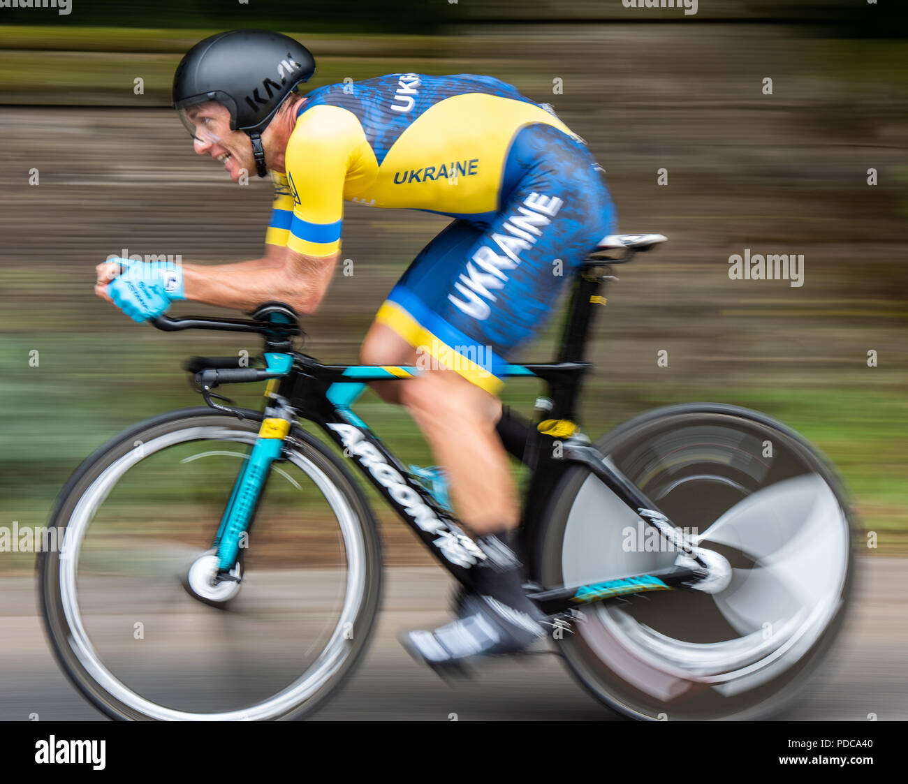 Glasgow, Scozia. 8 Ago, 2018. Un concorrente nel campionato europeo Mens Ciclismo Crono evento racing attraverso la campagna nei pressi del villaggio di Manchester, Scozia. Credit George Robertson/Alamy Live News Foto Stock